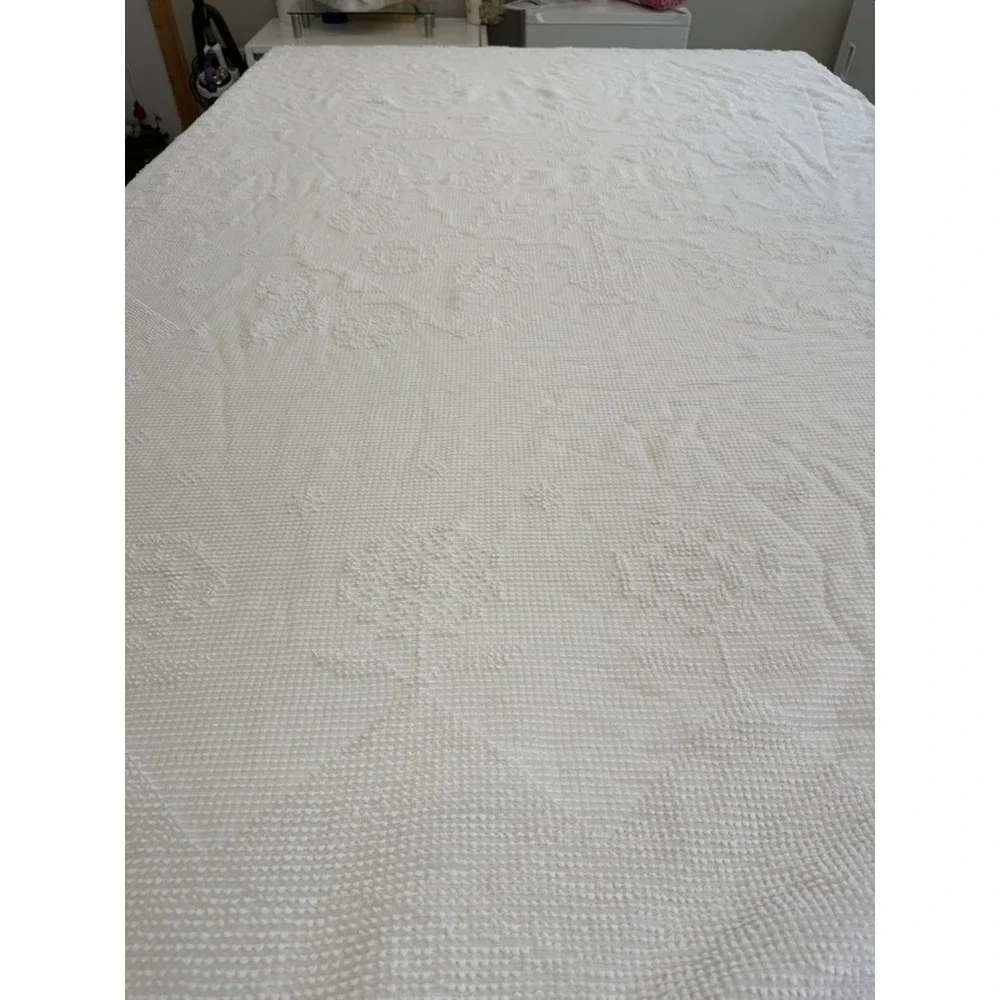 VTG!  Morgan Jones White Chenille Hobnail Floral‎ Bedspread Fringe Queen READ!!